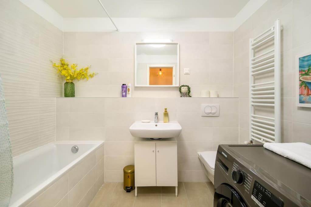 B104 - Liberty Bridge Lovely Home With Free Parking Budapest Eksteriør billede