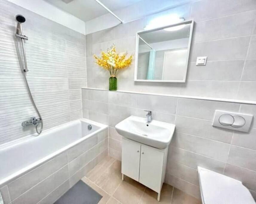 B104 - Liberty Bridge Lovely Home With Free Parking Budapest Eksteriør billede